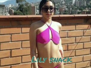 Lily_snack